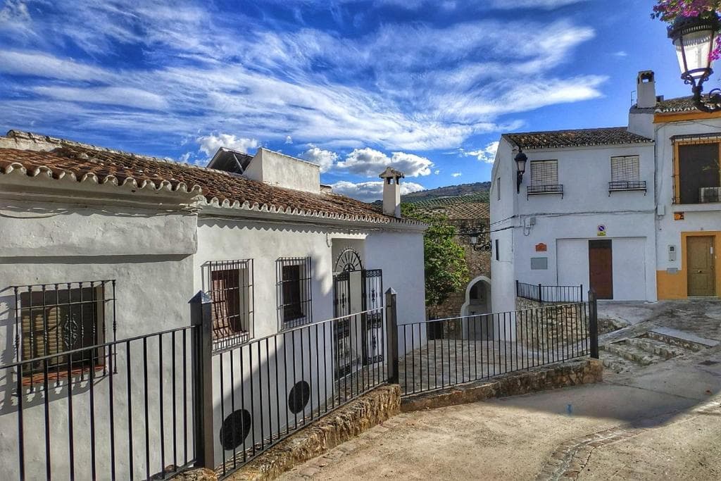 Calle encalada del barrio de la Almedina, en Baena