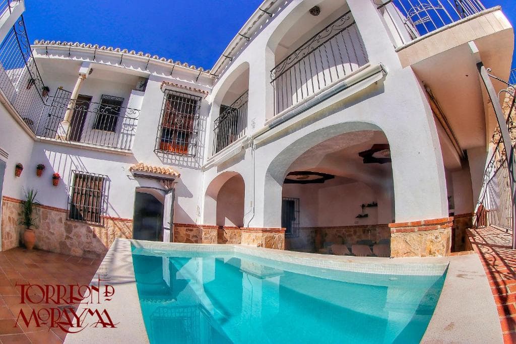 El patio con la piscina