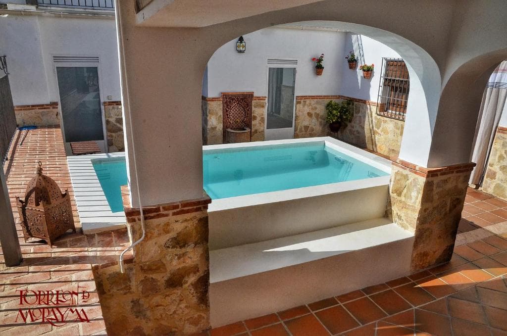 La piscina, bajo los arcos del patio