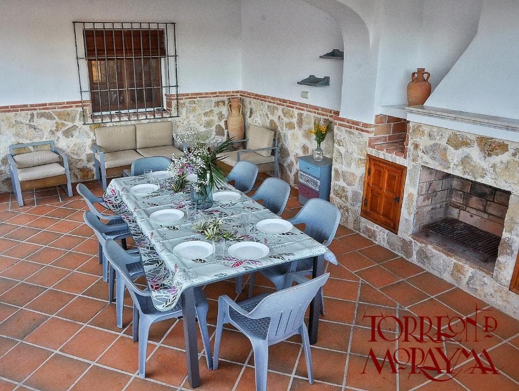 La chimenea y la barbacoa del porche