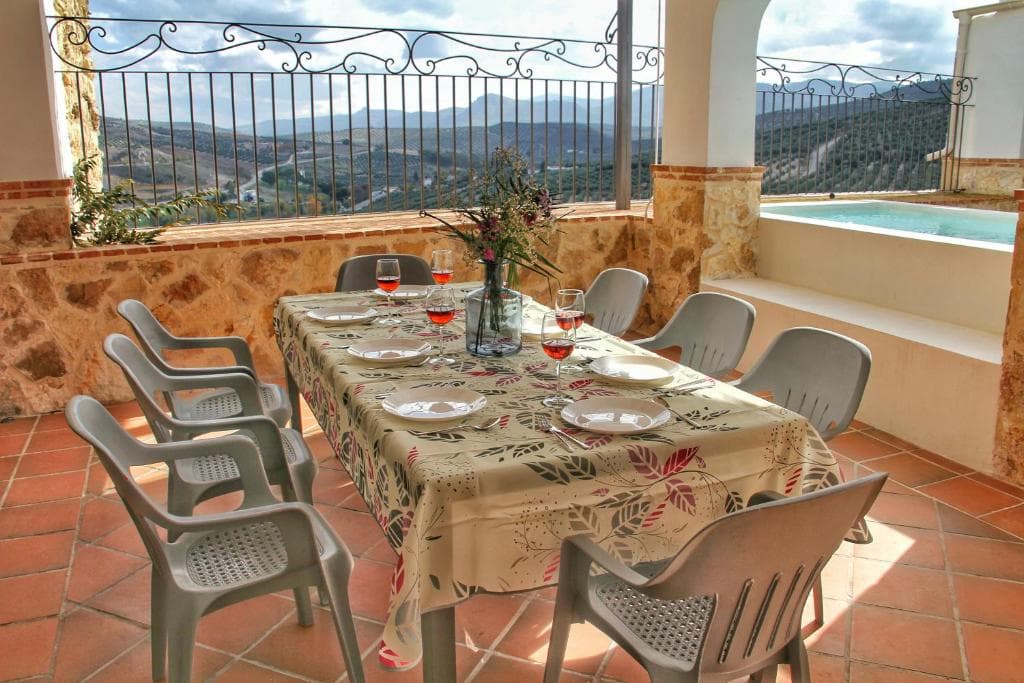 La terraza, con las Subbéticas al fondo